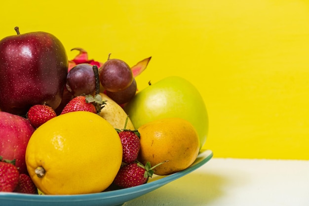Assortiment van exotische vruchten geïsoleerd op gele witte achtergrond Gezonde voeding en dieet concept