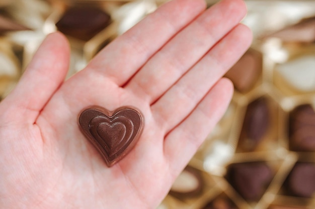 Foto assortiment van fijne chocoladesuikergoed witte donkere en melkchocolade snoepachtergrond hoogste mening