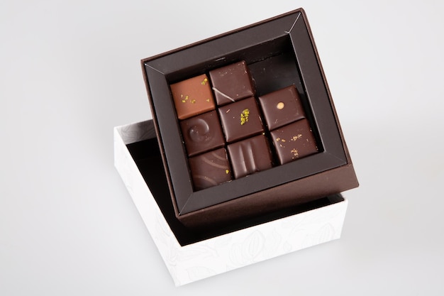 Assortiment van fijne variëteit chocoladepralines in kleine geschenkdoos