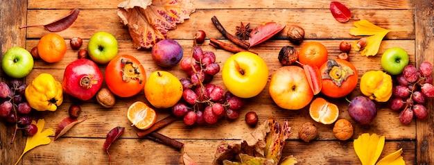 Assortiment van fruit, druiven en noten.Herfstfruit.Herfstseizoensoogst