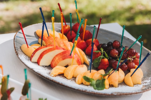 Assortiment van fruitsnacks of hapjes aangeboden aan gasten op een bruiloftsreceptie of een feest door een cateringbedrijf