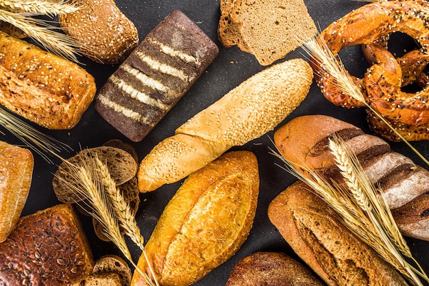 Assortiment van gebakken brood en gebak