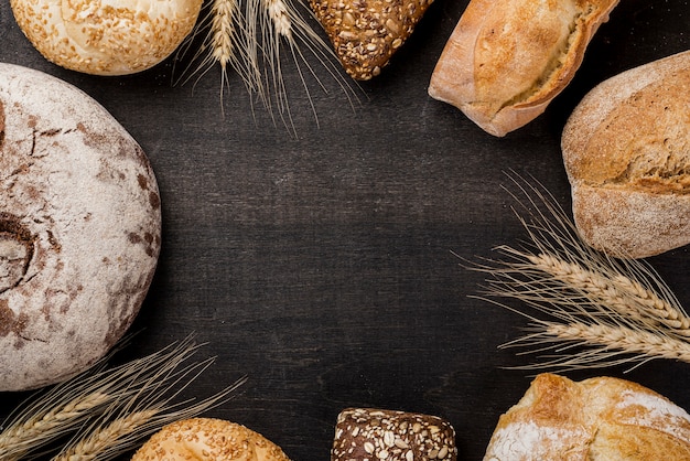 Foto assortiment van gebakken brood met kopie ruimte