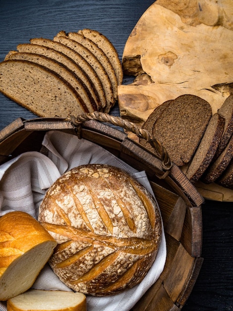 Assortiment van gebakken brood op houten achtergrond