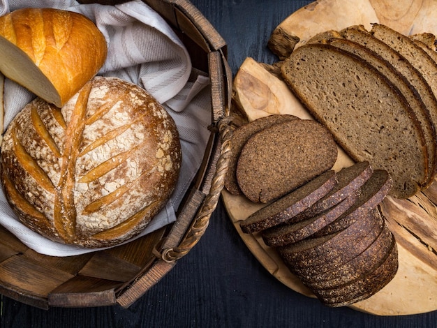 Assortiment van gebakken brood op houten achtergrond