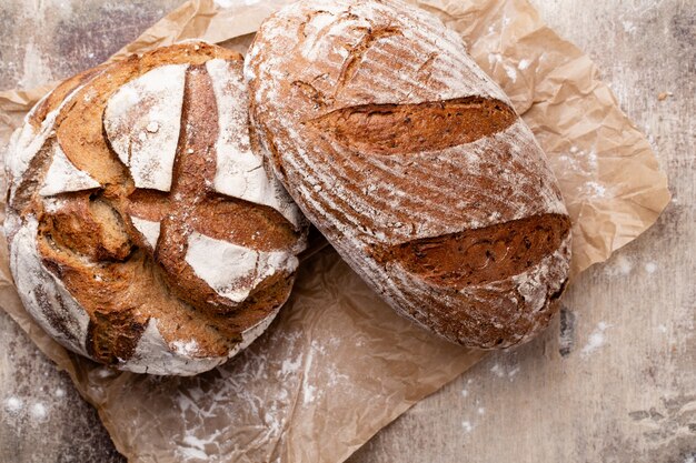 Assortiment van gebakken brood op houten tafel.