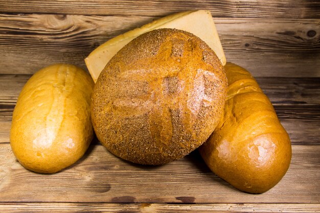 Assortiment van gebakken brood op houten tafel