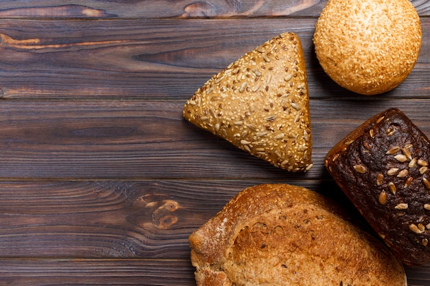 Assortiment van gebakken brood op houten tafel