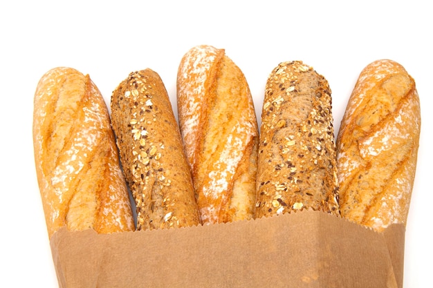 Assortiment van gebakken broodbaguette dat op witte achtergrond wordt geïsoleerd