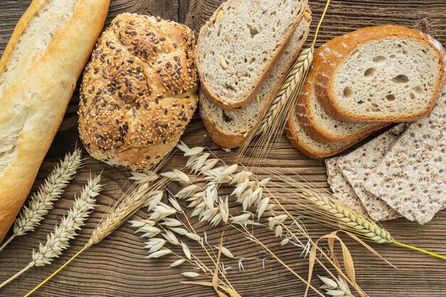 Assortiment van gebakken goederen op oude houten tafel Vers van bakkerijproducten