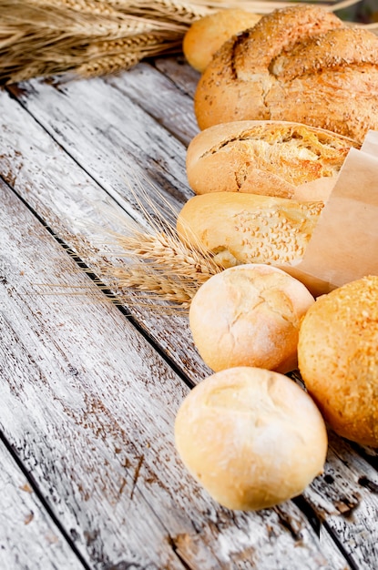 Assortiment van gebakken goederen op witte oude houten tafel