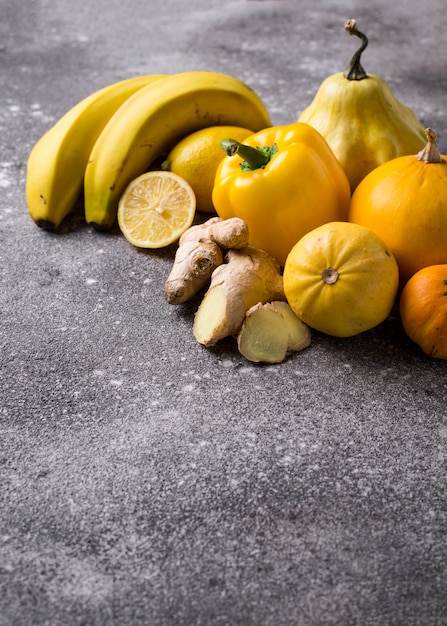 Assortiment van geel fruit en groenten