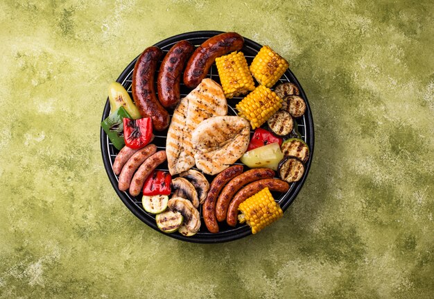 Assortiment van gegrilde worstjes, vlees en groenten. Picknick barbecue concept