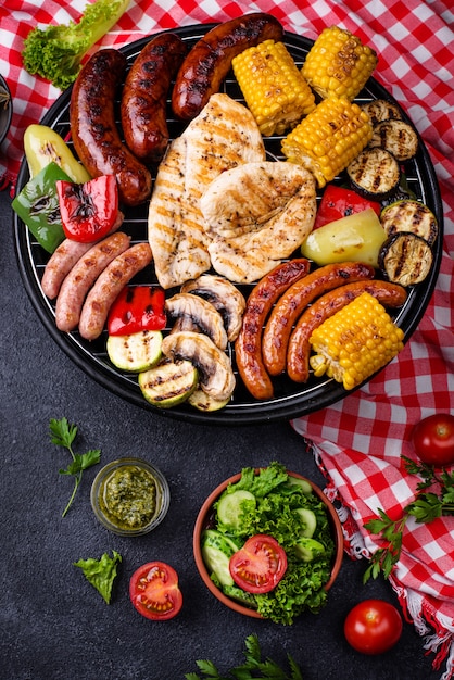 Assortiment van gegrilde worstjes, vlees en groenten. Picknick gebarbecued concept