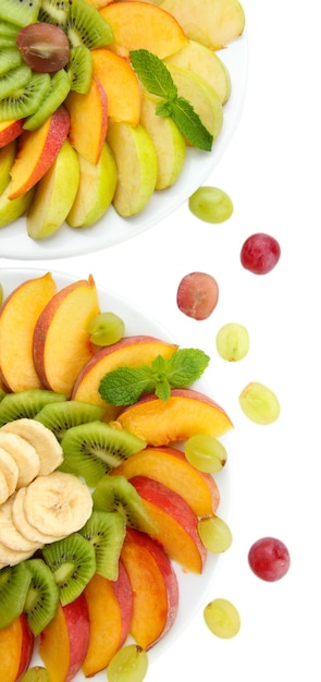 Assortiment van gesneden fruit op platen geïsoleerd op wit