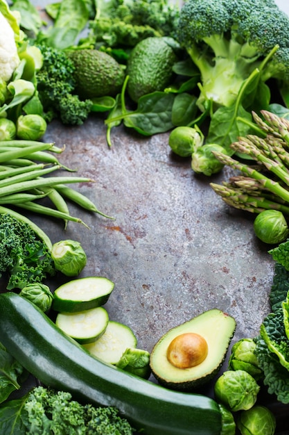 Foto assortiment van gezonde biologische groene groenten voor een evenwichtige voeding. veganistisch, vegetarisch, geheel voedsel, plantaardig, schoon eetconcept. ruimte achtergrond kopiëren