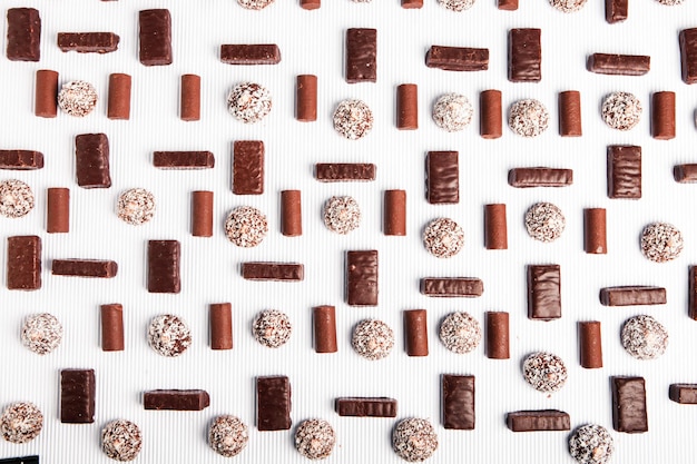 Assortiment van heerlijke chocolade snoepjes achtergrond