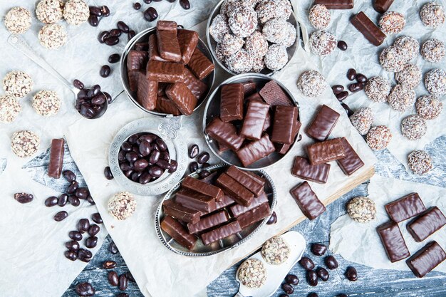 Assortiment van heerlijke chocolade snoepjes achtergrond