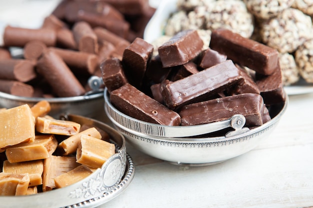 Assortiment van heerlijke chocolade snoepjes achtergrond