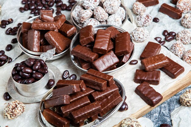 Assortiment van heerlijke chocolade snoepjes achtergrond