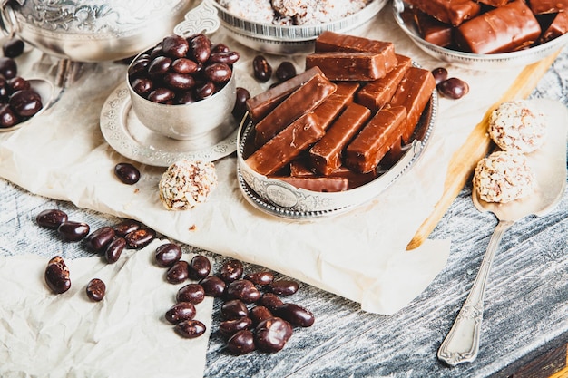 Assortiment van heerlijke chocolade snoepjes achtergrond