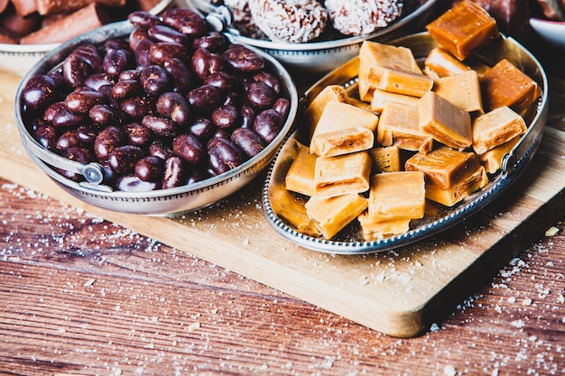 Assortiment van heerlijke chocolade snoepjes achtergrond