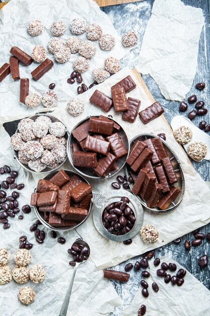 Assortiment van heerlijke chocolade snoepjes achtergrond