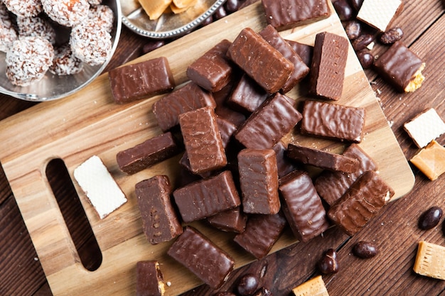 Assortiment van heerlijke chocolade snoepjes achtergrond