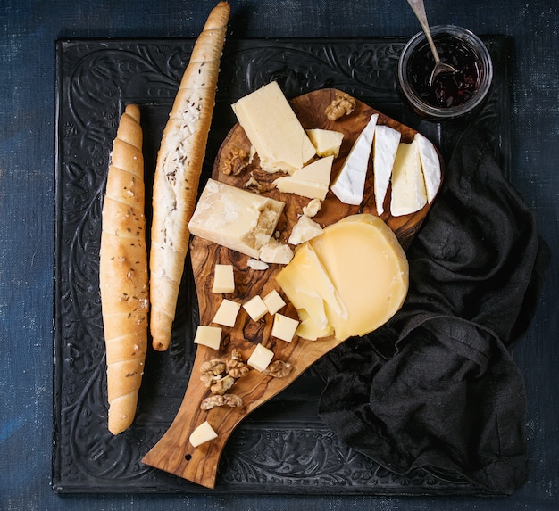 Assortiment van kaas op een houten bord