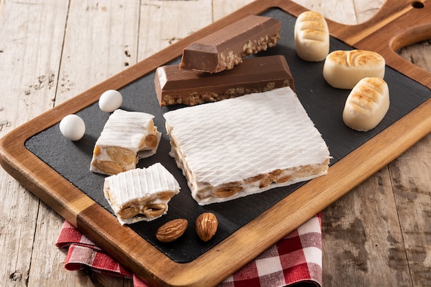 Assortiment van kerst nougat op houten achtergrond