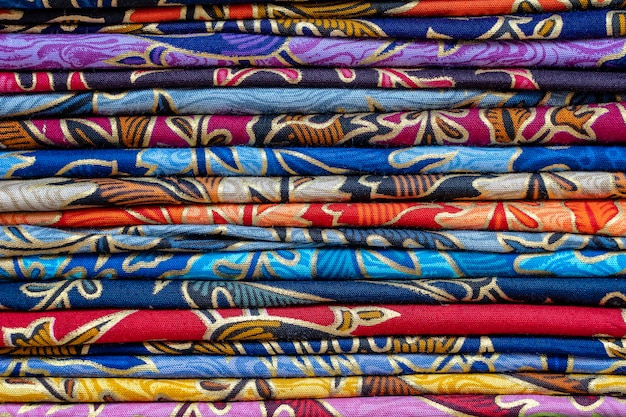 Assortiment van kleurrijke sarongs te koop in de lokale markt, eiland Bali, Ubud, Indonesië. Detailopname