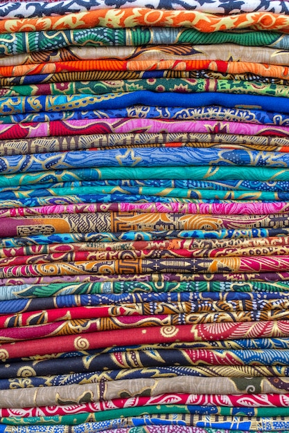 Assortiment van kleurrijke sarongs te koop in de lokale markt op het tropische eiland Bali, Indonesië. Detailopname