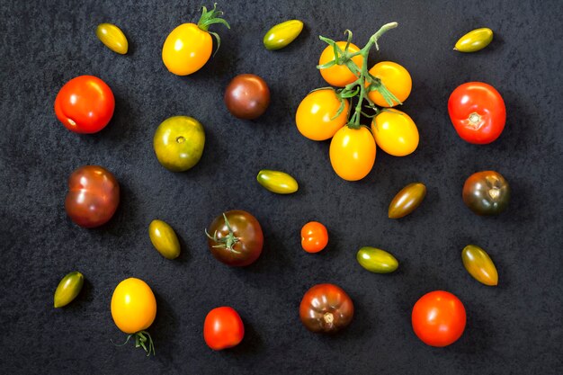 Assortiment van kleurrijke verse tomaten op zwarte ondergrond