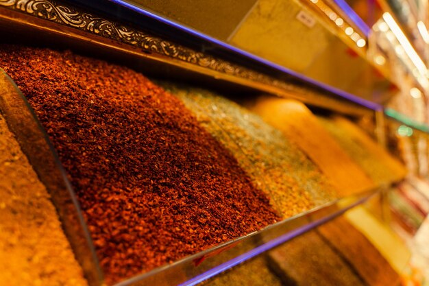 Assortiment van kruiden in de Turkse markt. Kurkuma en peper mix. koriander, paprika en chili.