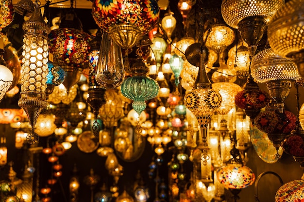 Assortiment van lantaarns mozaïek lampen en oosterse traditionele lampen die in markt Turkije hangen.