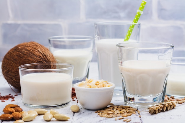 Assortiment van niet-zuivel veganistische melk en ingrediënten
