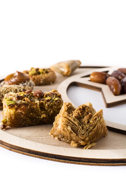 Assortiment van Ramadan dessert baklava geïsoleerd