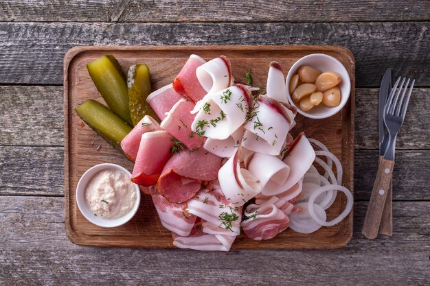 Assortiment van reuzel met gemarineerde komkommers, knoflook en ui. bovenaanzicht