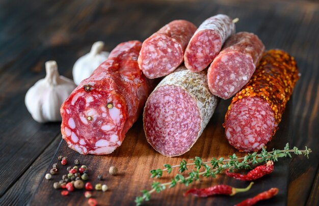 Assortiment van salami op de houten plank