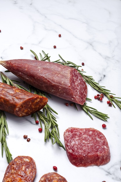 Assortiment van typisch Spaanse huisgemaakte worstjes met een kleurrijke achtergrond. Iberische Chorizo en Salchichon
