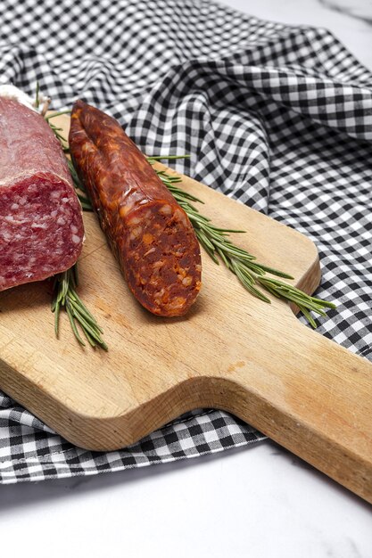 Assortiment van typisch Spaanse huisgemaakte worstjes met een kleurrijke achtergrond. Iberische Chorizo en Salchichon