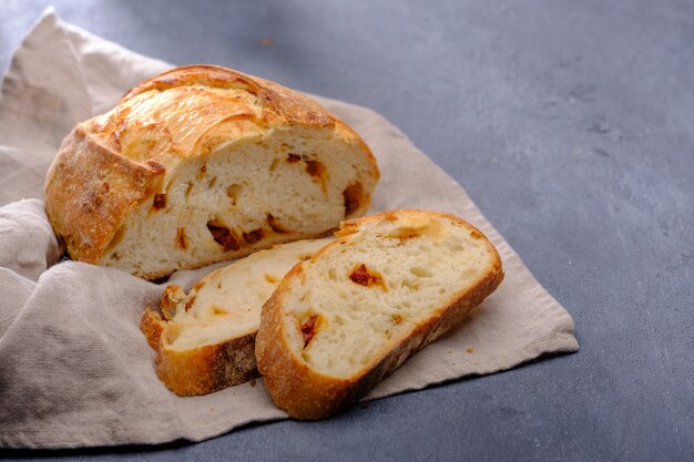 Assortiment van vers gebakken brood. Home bakkerij. Zelfgebakken brood