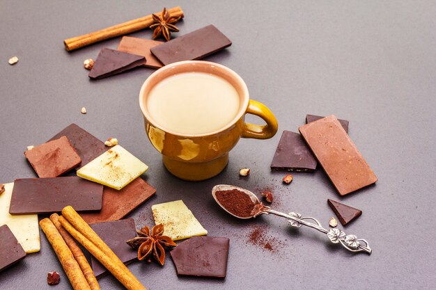 Assortiment van verschillende chocoladetypes en koffie