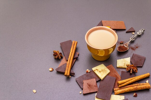 Assortiment van verschillende chocoladetypes en koffie