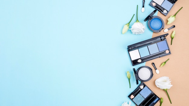 Assortiment van verschillende cosmetica met kopie ruimte op blauwe achtergrond