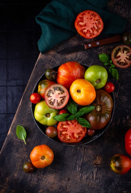 Assortiment van verschillende kleurrijke tomaten