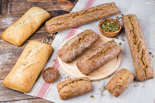 Assortiment van verschillende soorten brood op een rustieke houten achtergrond
