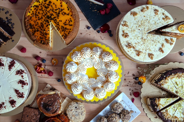 Foto assortiment van verschillende taarten vers uit de werkplaats op houten tafel. assortiment taarten voor speciale feesten