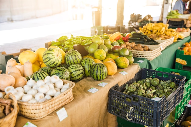 Assortiment van verse groenten en fruit op supermarkt markt