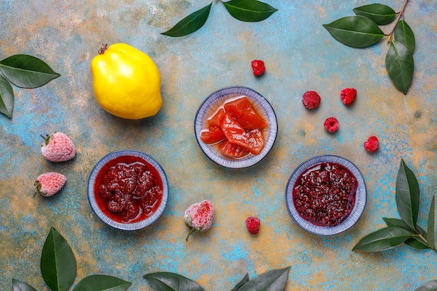 Assortiment van zoete jam en seizoensfruit en bessen, bovenaanzicht
